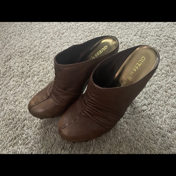 Guess distressed leather wooden clog heels - Picture 4 of 11